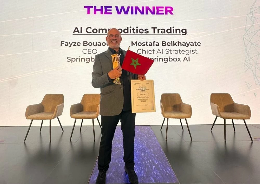 Mostafa Belkhayate avec le Trophée IA 2025 à Dubai